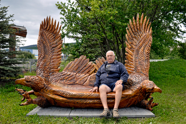 Lee Duquette and the 2006 2nd place Chainsaw Carving